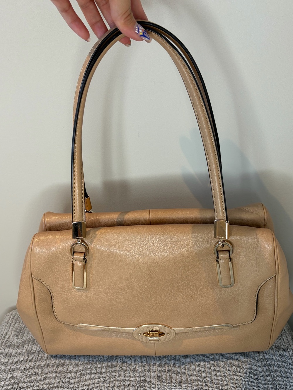 Coach Beige Pebbled leather Shoulder bag/ gold turn lock hardware - Picture 3 of 11